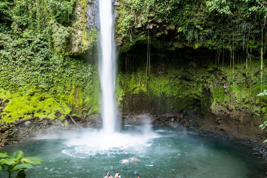 La Fortuna waterfall falling into a rainforest pool
